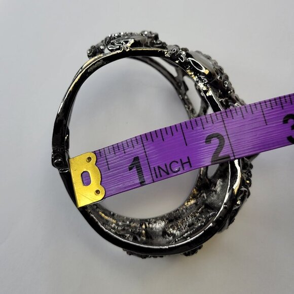 Hematite Rhinestone Frog Lovers Cuff Bracelet - Picture 9 of 16